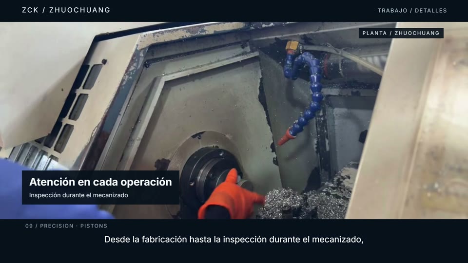Operario en el área de trabajo de una máquina de la fábrica