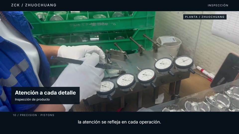 Operario con una pieza e instrumentos de medición